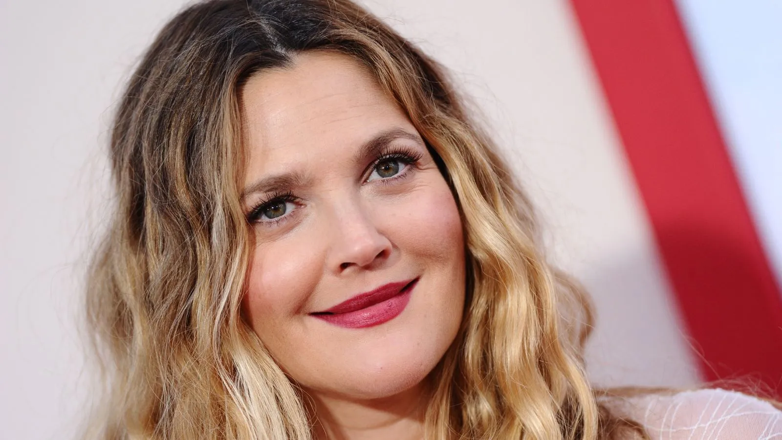 Drew Barrymore a ouvert la passerelle vers une chambre parfaitement rétro avec sa dernière collection Walmart, offrant des meubles chics pour moins de 210 $