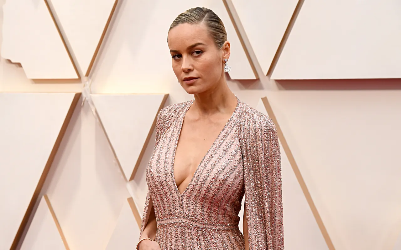 הסלון הנייטרלי של מייסד פייסבוק מארק צוקרברג מראה כיצד מינימליזם יכול להרגיש חם, מזמין ונצחי