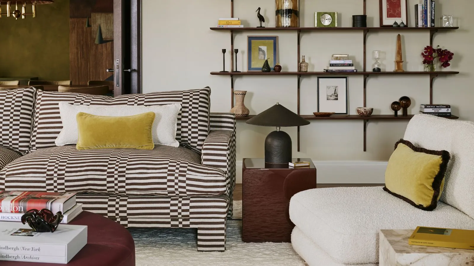 Barefoot Contessa's Ina Garten premení minimalistickú obývačku na štýlové zimné útočisko, ktoré je prekvapivo útulné