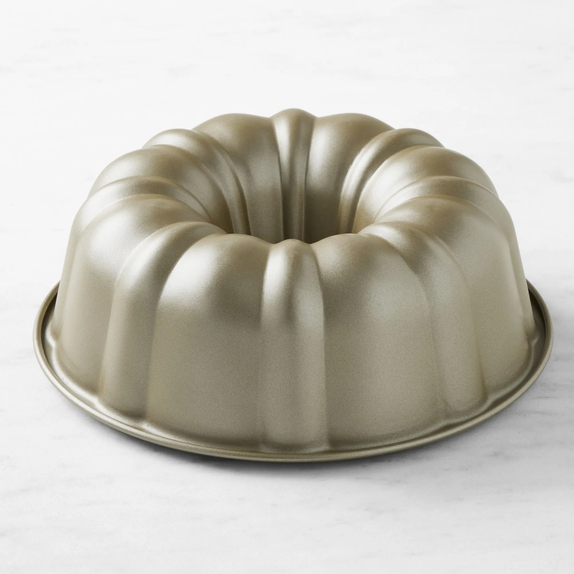 Williams Sonoma Goldtouch&reg; Moule à gâteau en tube cannelé antiadhésif Pro 10' loading='lazy' title=