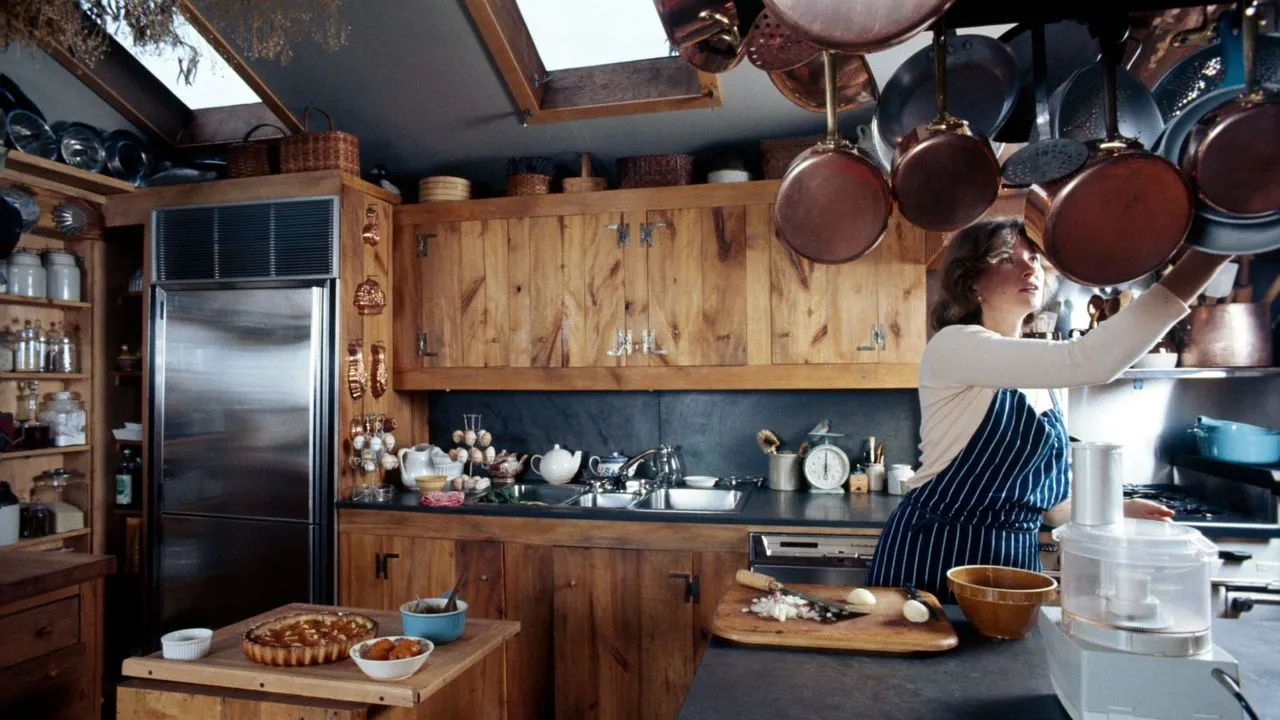 Lo stoccaggio organizzato della cucina di Martha Stewart mi ha ispirato ad affrontare finalmente il caos delle mie pentole e a rinfrescare ogni angolo della mia casa questo gennaio