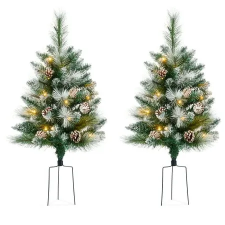 La migliore scelta di prodotti Set di 2 decorazioni per alberi di Natale da 24,5 pollici per esterni in pino silvestre satinato con pigne a luci LED' loading='lazy' title=