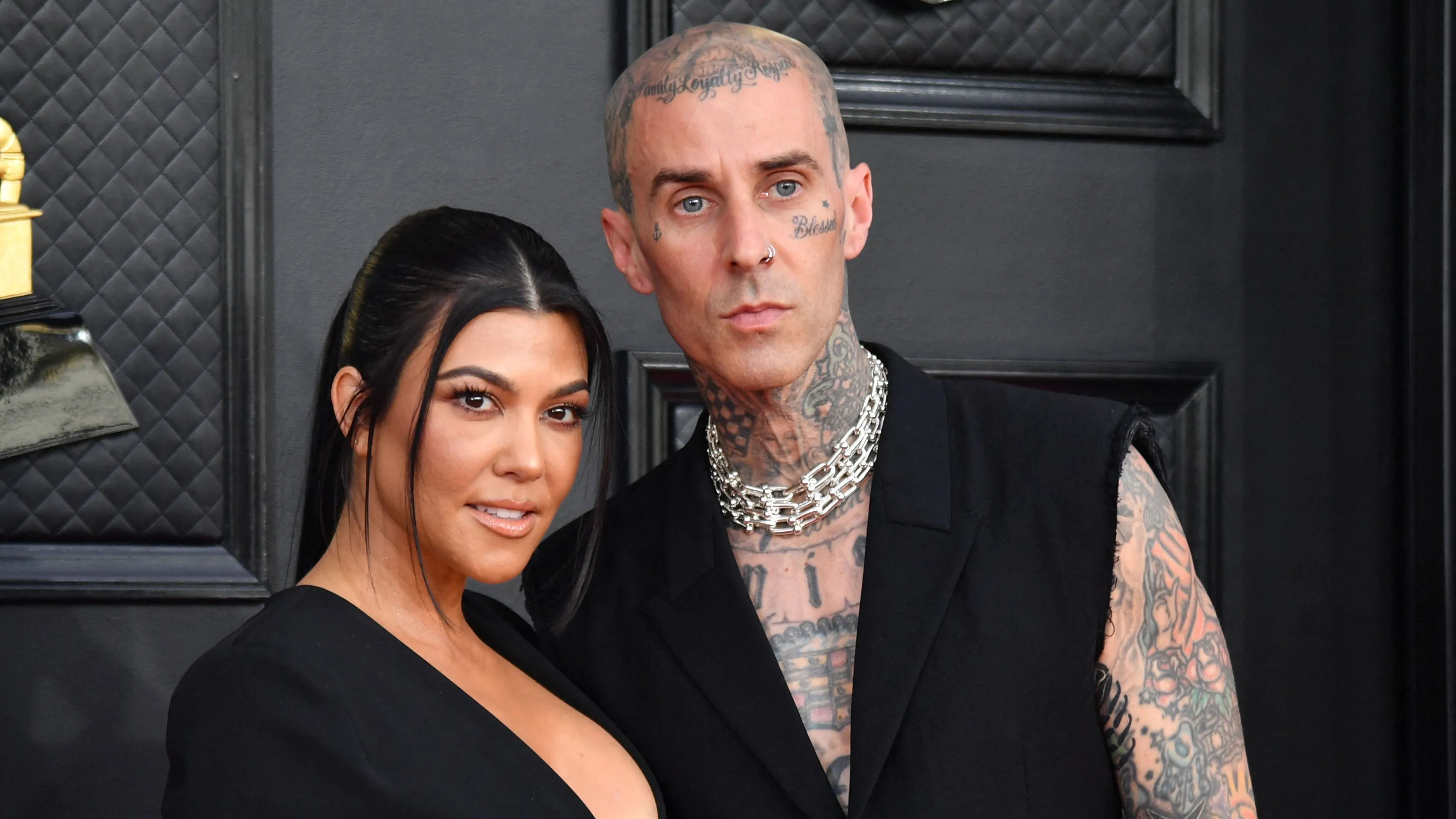 Kourtney Kardashian et Travis Barker aux Grammys' loading='lazy' title=