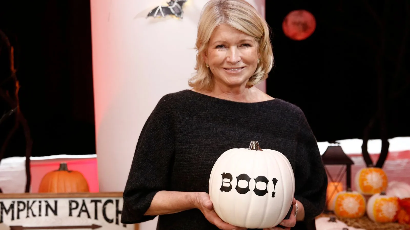 Martha Stewart sur fond de citrouilles' loading='lazy' title=