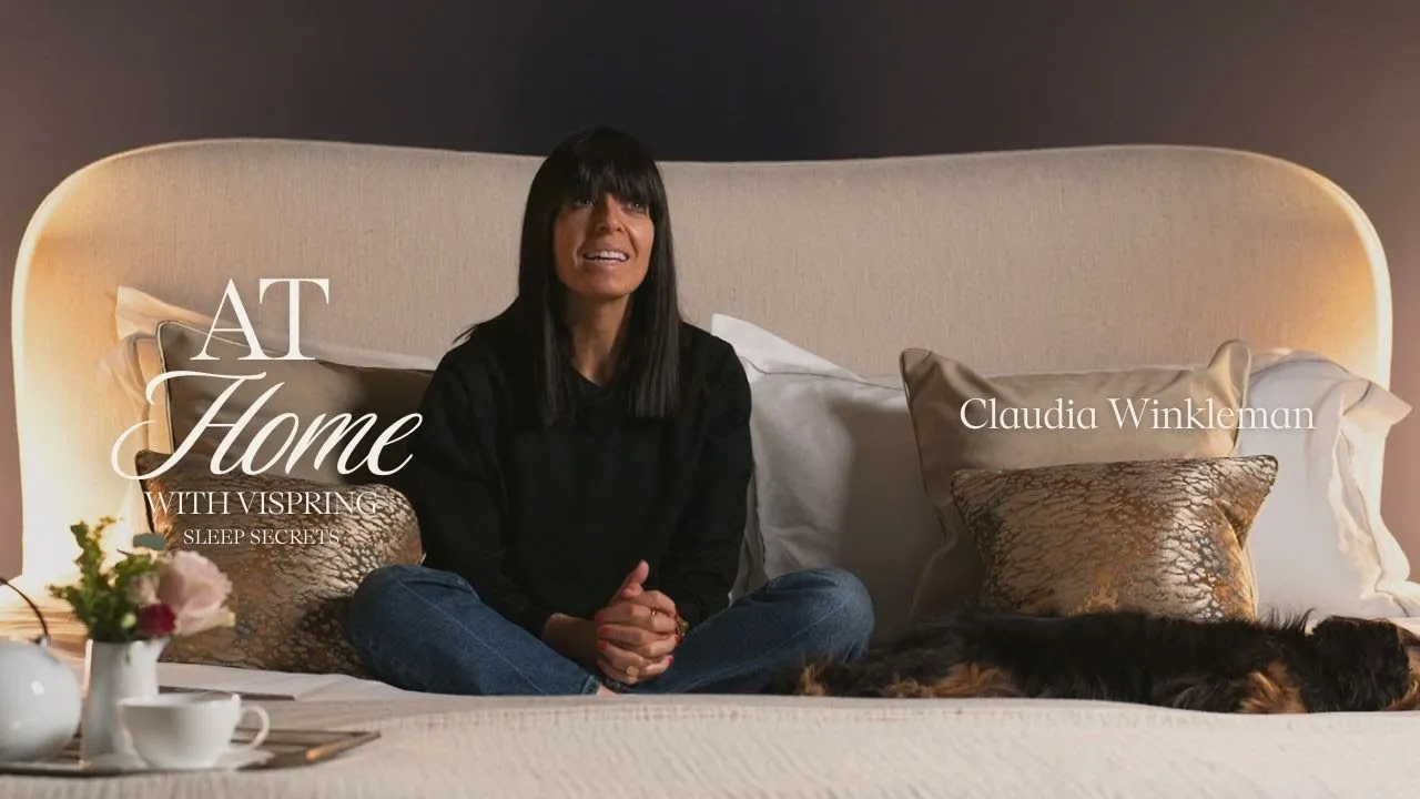 Doma s Vispringom: Claudia Winkleman odhaľuje svoje tajomstvá spánku (s Skip the Dog) | Luxusné postele – YouTube' loading='lazy' title=