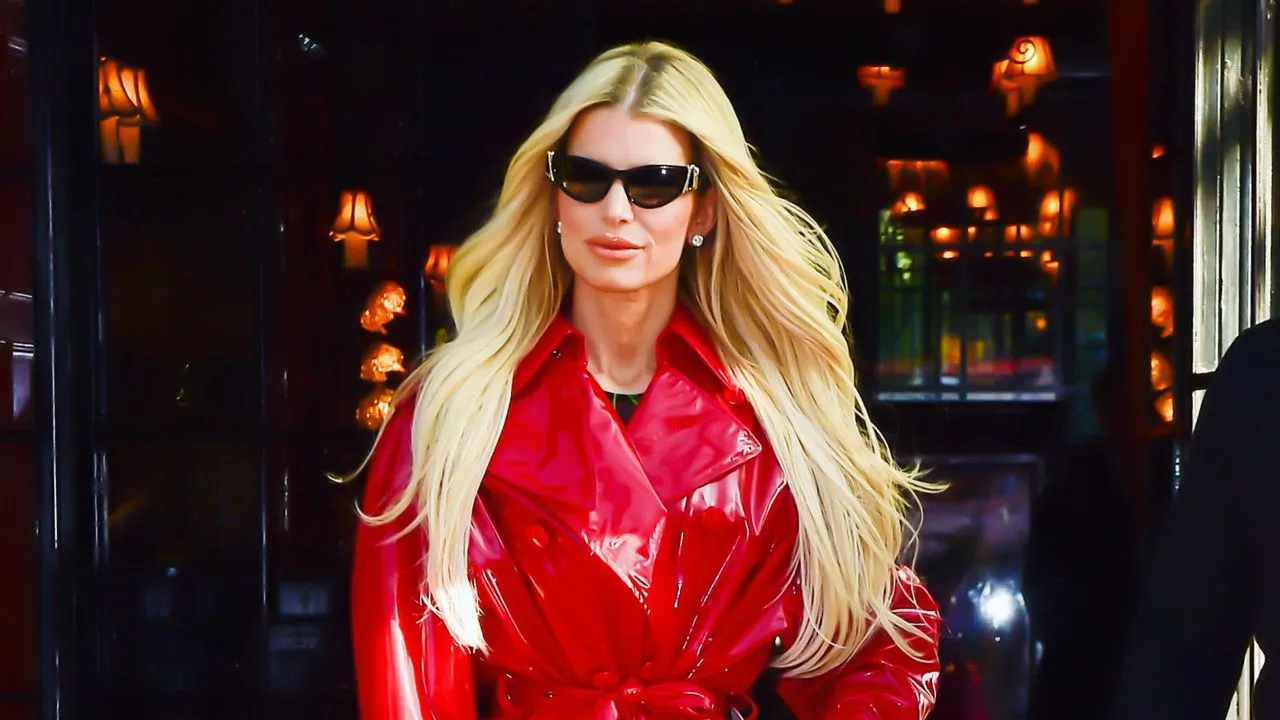 „Ein sehr samtiges Weihnachtsfest“ – Jada Pinkett Smiths drapierter roter Weihnachtsbaum ist eine unkonventionelle Interpretation der Weihnachtsdekoration, die Sie sehen müssen, um es zu glauben