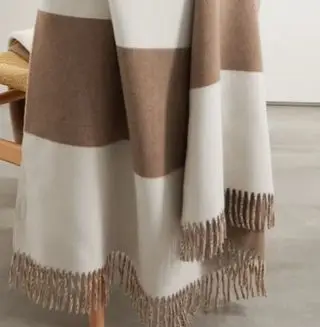 Gros plan sur un jeté en cachemire