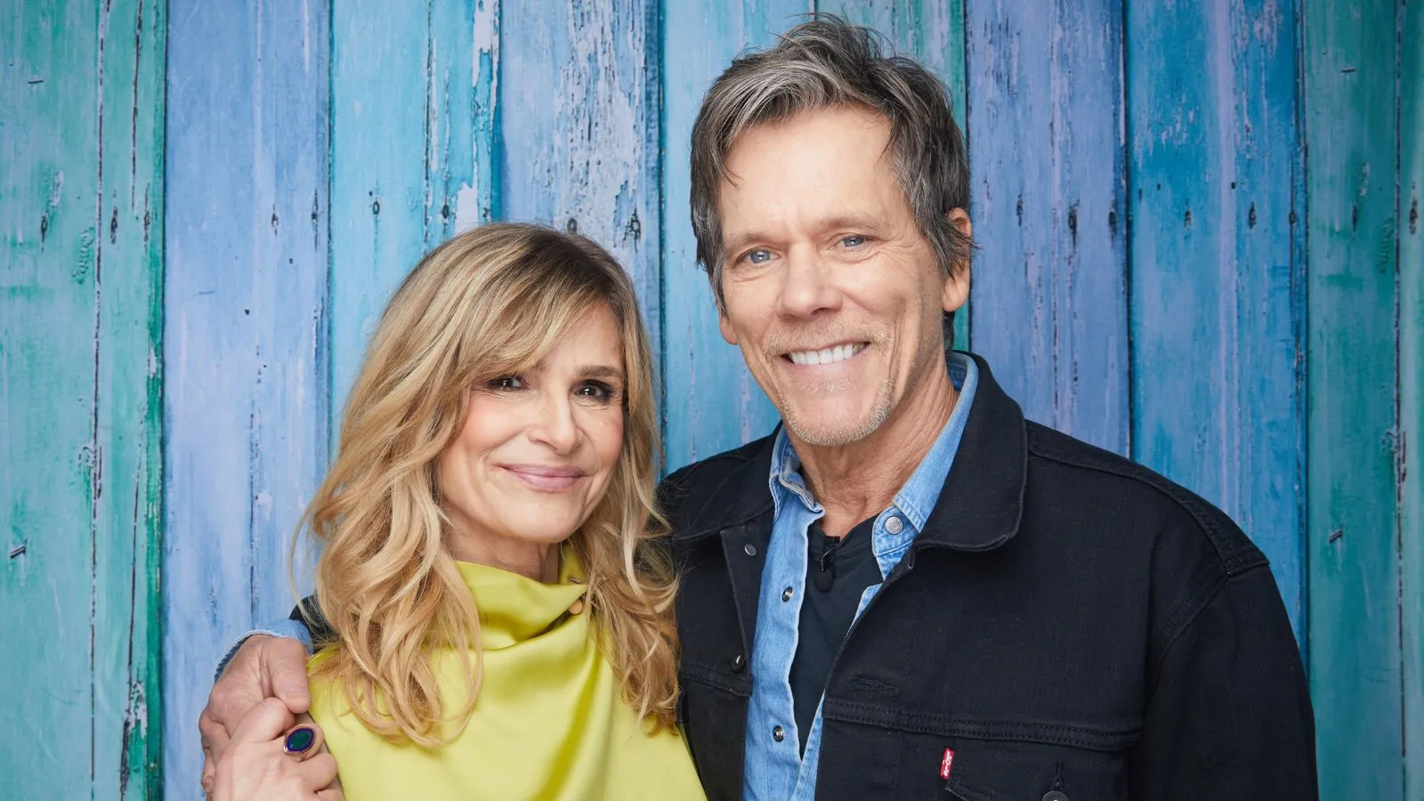 kyra sedgwick a kevin slanina na modrom pozadí' loading='lazy' title=