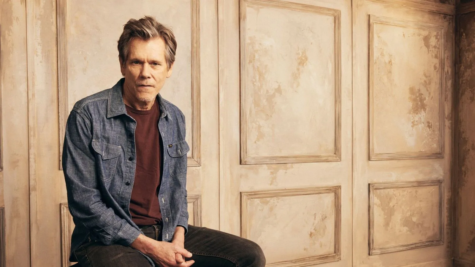 Comment les granges rouges de Kevin Bacon et Kyra Sedgwick créent un contraste saisissant avec les pâturages verts et le ciel d'automne – l'inspiration d'un designer pour l'arrière-cour