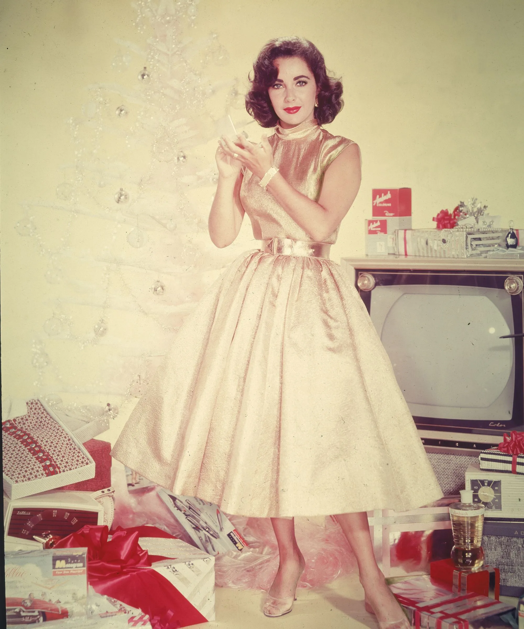 elizabeth taylor a vánoční strom na scéně' loading='lazy' title=