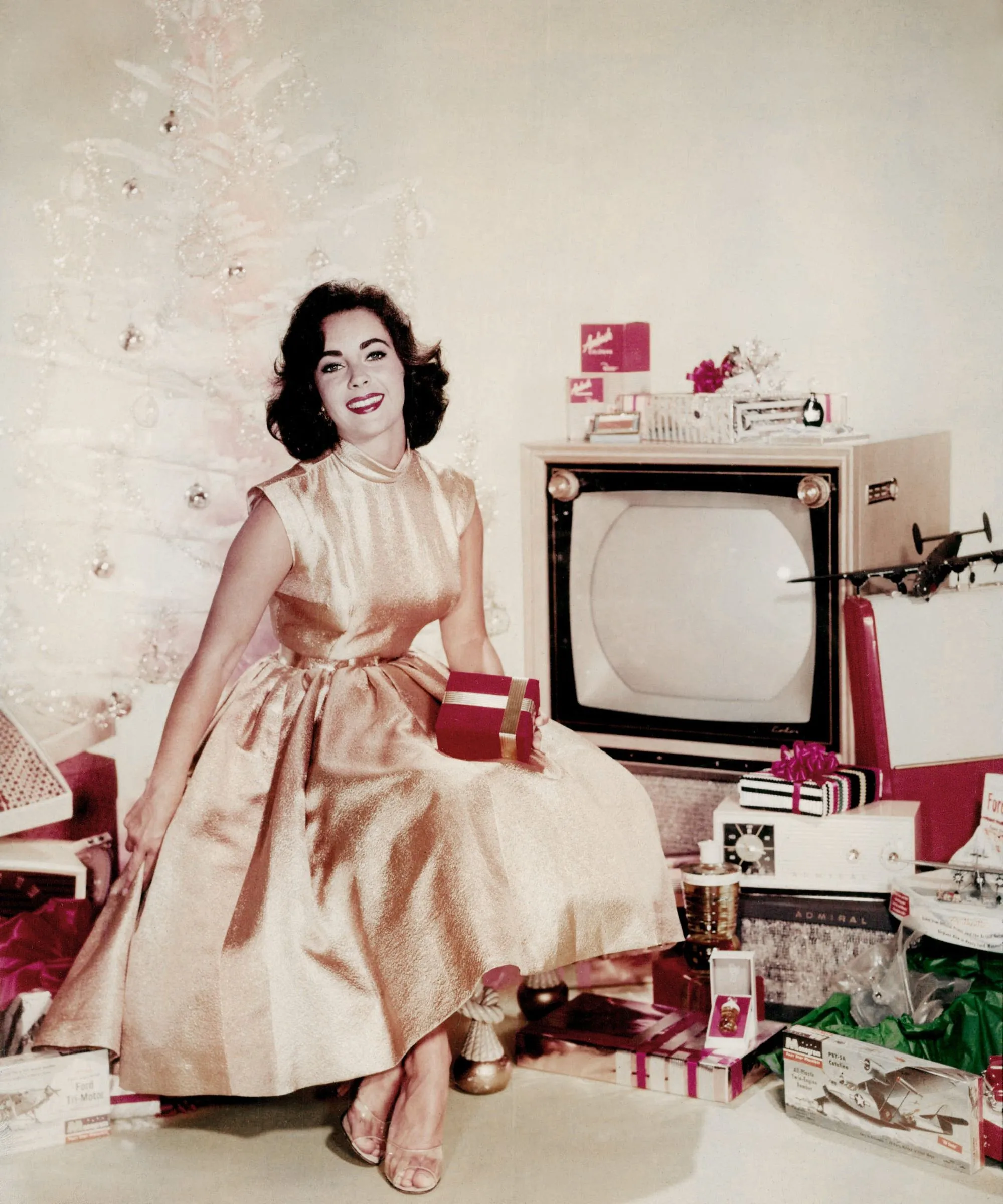 elizabeth taylor a vánoční strom na scéně' loading='lazy' title=