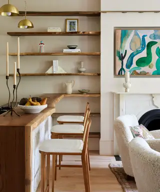 Meryl Streep n'utilise pas ses étagères pour les livres – et les experts disent que son esthétique ultra-minimaliste est en avance sur les tendances de 2024