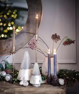 Når bør du begynne å pynte til jul? Nærbilde av dekorert mantel, vaser med blomster og julepynt