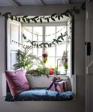 Assento na janela e decoração de janela de Natal