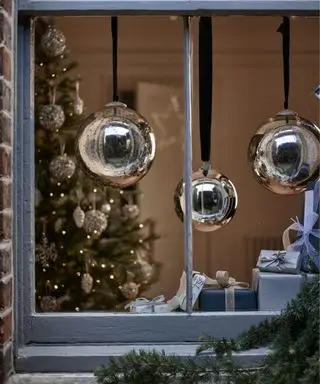 Enfeites de prata, presentes azuis e prateados