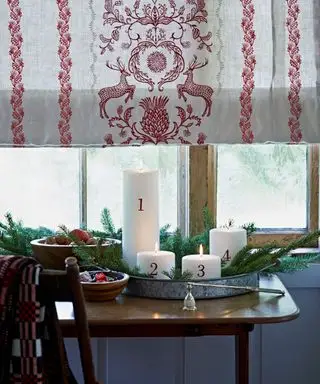 Decoração de janela de Natal com persiana acima