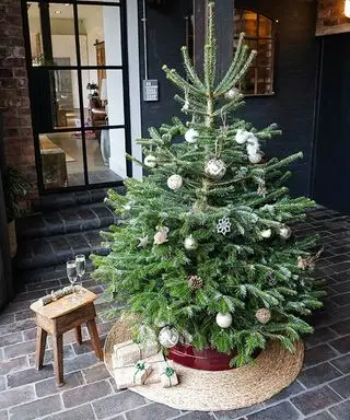 רעיונות לחצאית עץ חג המולד עם רצפת אבן שחורה