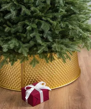 תקריב של חצאית עץ חג המולד ממתכת זהב