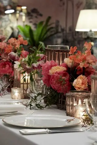 Table de Noël avec fleurs, bougies et bougies chauffe-plat