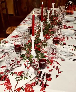 table à manger festive avec nappe à motifs avec un motif de feuillage rouge