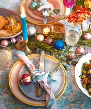 Table de Noël colorée avec décorations, feuillage et bougies