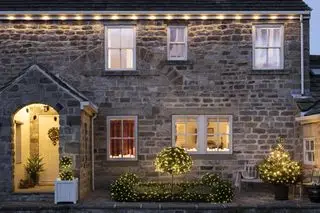 지붕선을 따라 조명이 있는 집