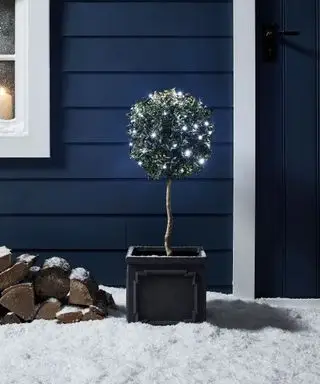 야외 미니 트리에 있는 야외 크리스마스 조명