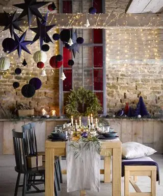 야외 식사 공간의 야외 크리스마스 조명