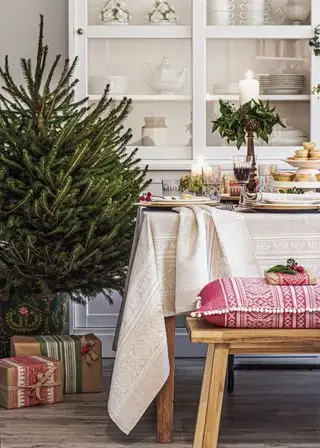 Salle à manger avec linge de table folklorique