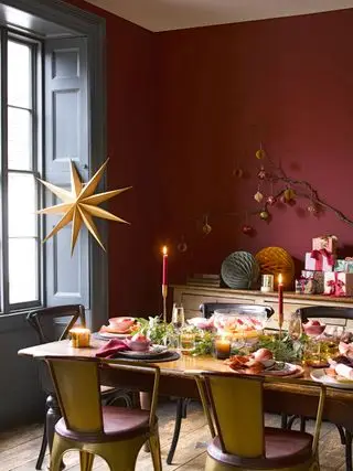 Salle à manger rouge décorée de Noël