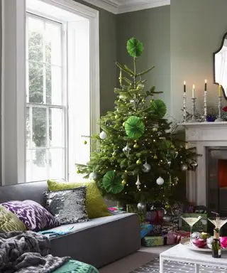 大きなトッパーを含む明るい緑色の紙の装飾を使ったクリスマスツリートッパーのアイデア