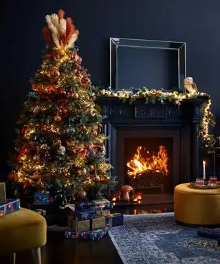 オレンジと黄色の羽のクリスマスツリートッパーのアイデア