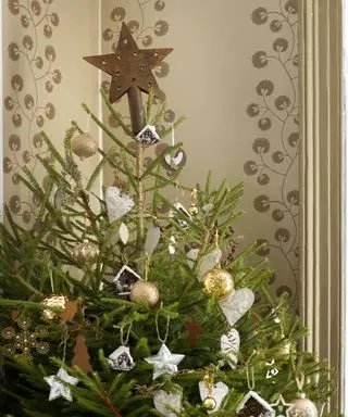 錆びた金属の星を使ったクリスマスツリートッパーのアイデア