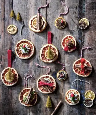 Ozdoby na vánoční stromeček z plátků pomeranče se závěsnými očky