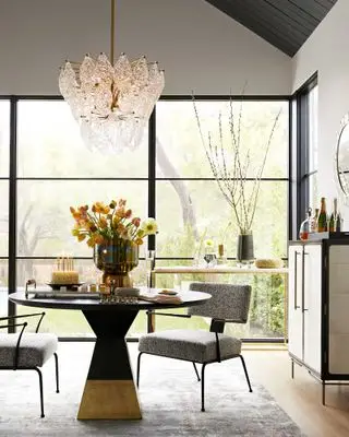 Graues Esszimmer mit auffälliger Pendelleuchte aus Glas von Arteriors