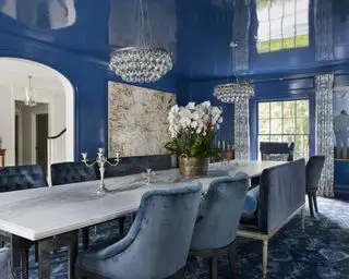 Idées de rideaux de salle à manger avec murs et plafonds peints en bleu brillant, table en marbre blanc et rideaux blancs avec un motif bleu