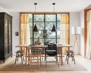 Idées de rideaux de salle à manger avec des meubles rustiques modernes et des rideaux en lin clair avec un dessus rabattable