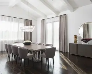 Idées de rideaux de salle à manger avec un voilage blanc sous un rideau gris plus épais