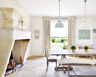 Idées de rideaux de salle à manger avec une grande cheminée en pierre et des rideaux avec une flaque d'eau au-dessus des portes françaises