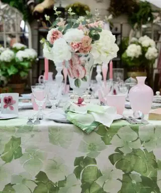 大きなセンターピースを備えた美しいテーブル風景