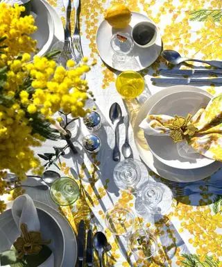 大きなセンターピースを備えた美しいテーブル風景