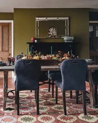 Comedor Oka con decoración de mesa otoñal