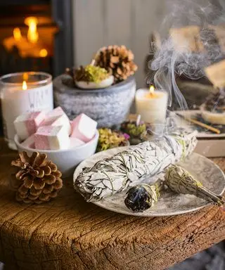 Høstbordsdekorasjoner med kongler, marshmallows og brennende salvie