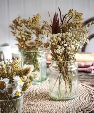 Kaninhalegress kombinert med andre tørkede blomster