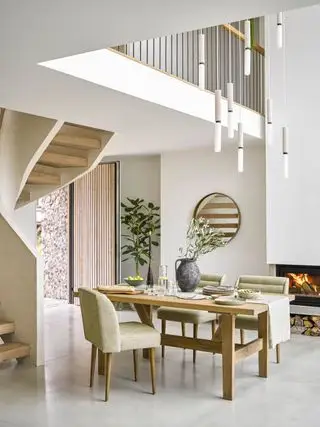 spisestue med salviegrønn høstplan, grå kanne med oliven, tent bål, moderne pendellys, moderne omgivelser