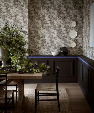 Papier peint floral dans la salle à manger avec mobilier traditionnel