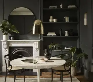 petite salle à manger sombre avec suspension en laiton par Original BTC