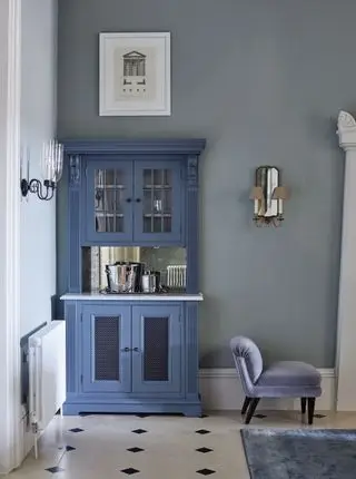 salle à manger bleue avec appliques murales par Sims Hilditch