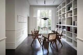 Salon blanc moderne et contemporain avec table en verre et suspension par K&H Design