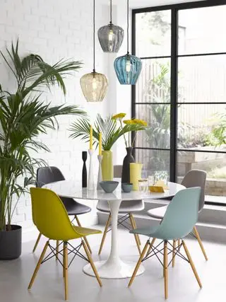 petite salle à manger blanche avec une table ronde et des suspensions en grappe par Pooky